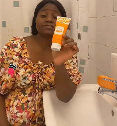 Retrouvez peau éclatante instantanément avec notre gel exfoliant